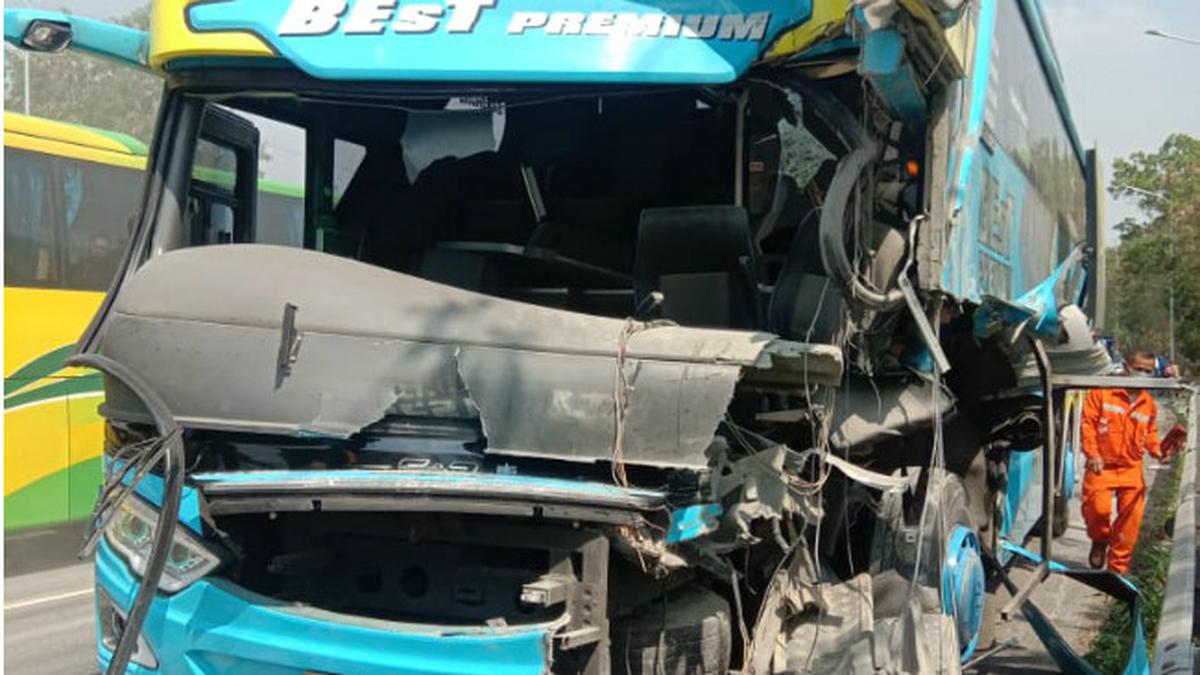 Pengemudi Beri Kesaksian Jepitan Bus dan Truk di Tol Cipularang