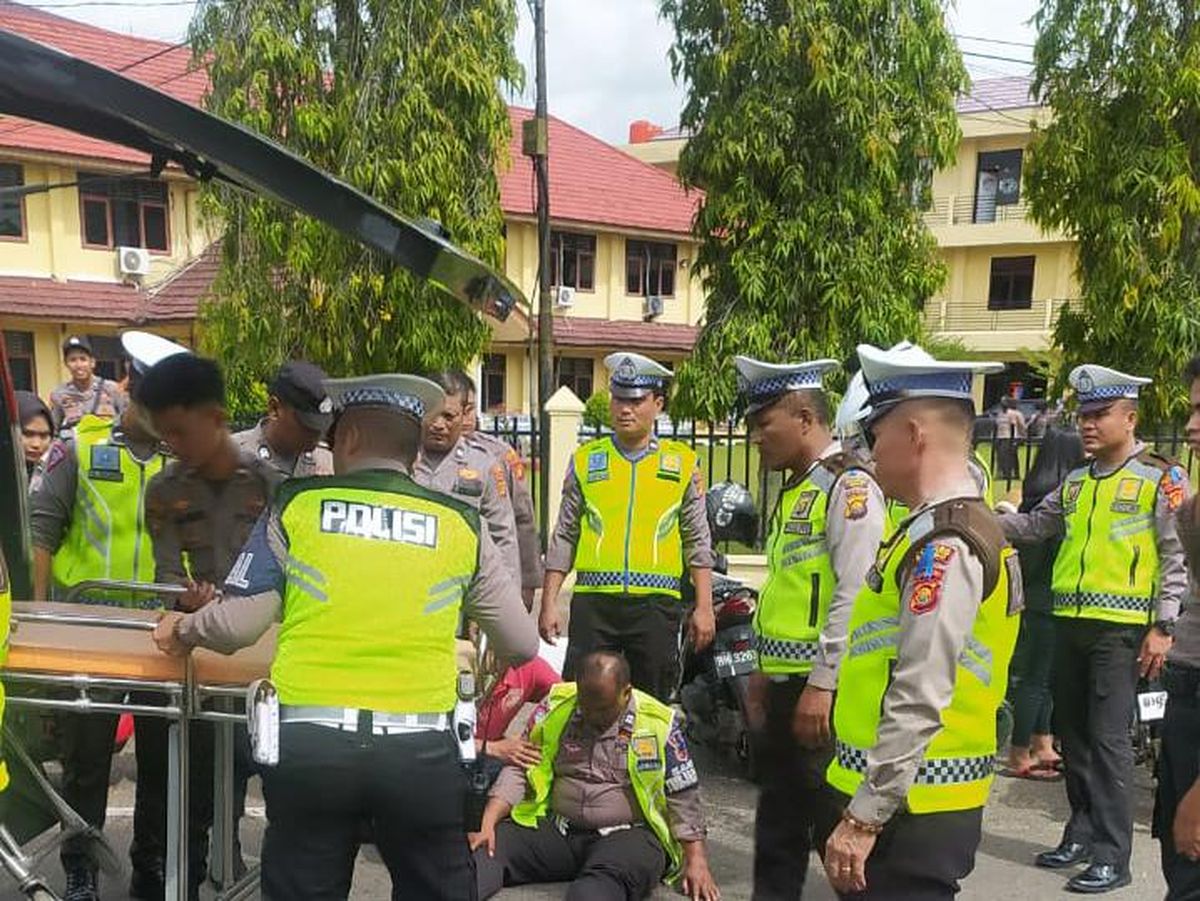 Seorang Lansia Menabrak Petugas Kepolisian di Makasar