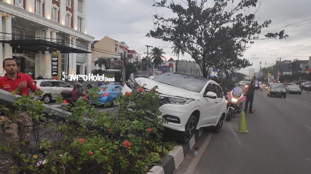 Kecelakaan Mobil Menabrak Pembatas Jalan di Depok Lalin Macet